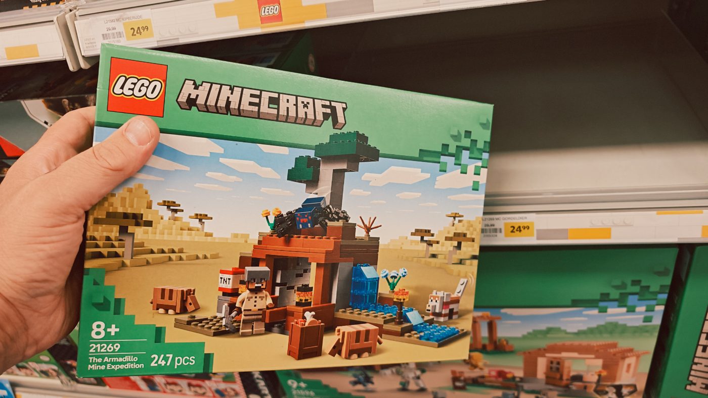 LEGO Minecraft doos 21269 The Armadillo Mine Expedition in de hand, met 8+ en 247 onderdelen op de voorkant