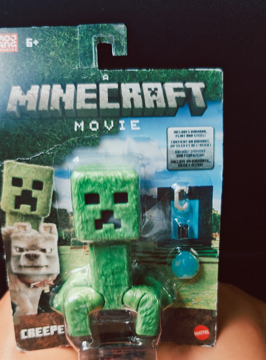 Officiële Mattel-verpakking van een Minecraft Creeper-figuur, met linksboven het Mojang Studios-logo en 6+ en rechtsonder het Mattel-logo