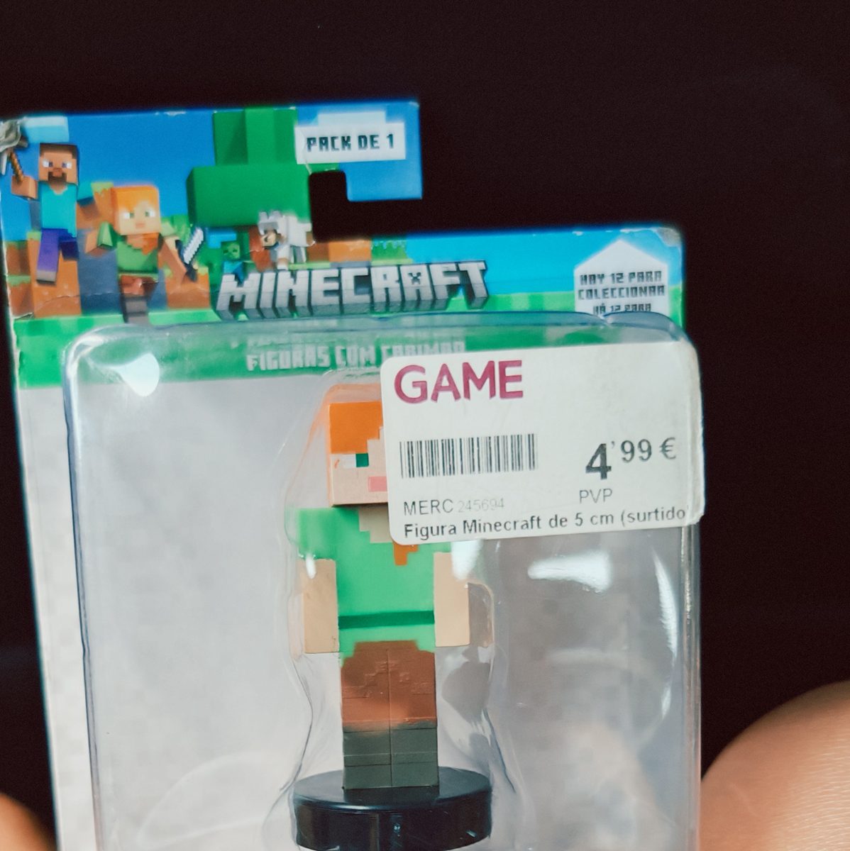 Minecraft figuurtje van 5 cm in een blisterverpakking, vastgehouden in een hand